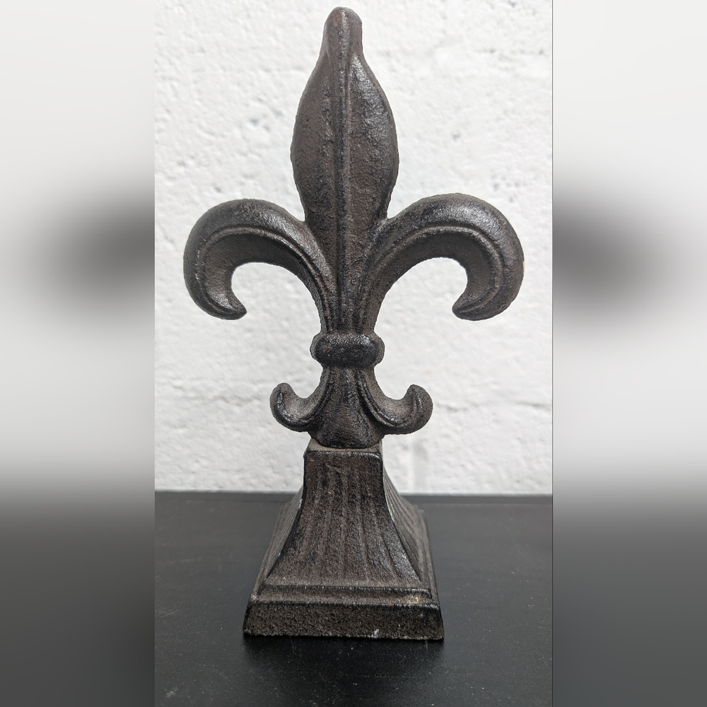 Brown  Fleur-de-Lis Decorative Statue